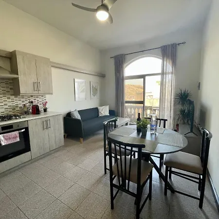 Seafront With Balcony Overlooking Marina Apartment Għajnsielem