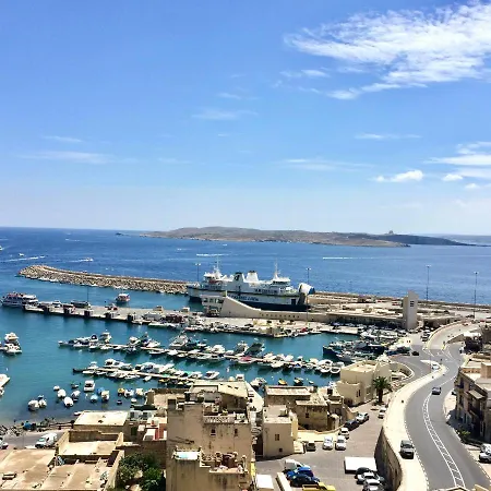 Seafront With Balcony Overlooking Marina Apartment Għajnsielem
