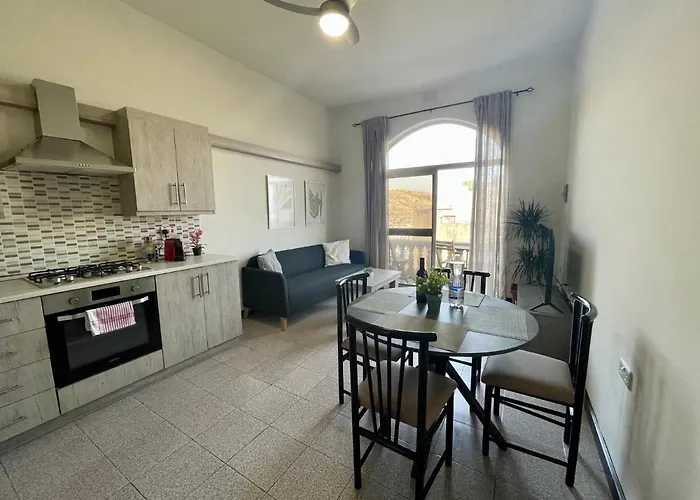 Seafront With Balcony Overlooking Marina Apartment Għajnsielem