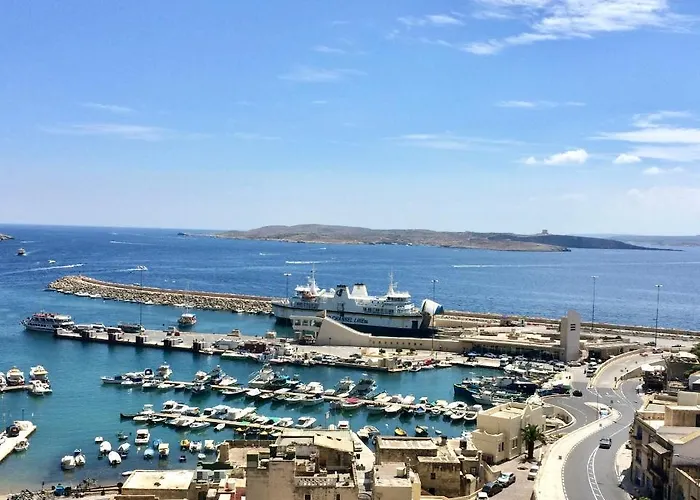 Seafront With Balcony Overlooking Marina Apartment Għajnsielem